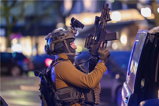 Ein schwer bewaffneter Polizist ist in Berlin-Charlottenburg im Einsatz.