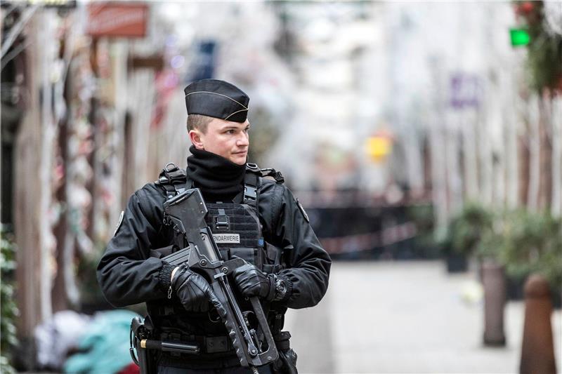 Ein schwer bewaffneter französischer Polizist (Symbolbild).
