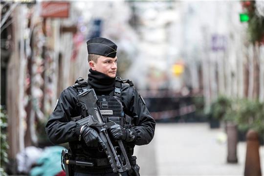 Ein schwer bewaffneter französischer Polizist (Symbolbild).