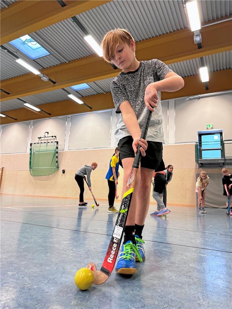 Harzburgs Kinder sollen wieder in Schwung kommen Ein schwerer Schläger will vorsichtig geführt werden, damit es nicht zu bösen Verletzungen kommt. Aber die Jungen und Mädchen aus den 5. Klassen der Deilich sind schon nach wenigen Minuten recht geschickt im Umgang mit den ungewohnten Sportgeräten. Demnächst können sie den Sport womöglich regelmäßig in einer Arbeitsgemeinschaft ausüben, Schulleiter Peter Rausche jedenfalls kann sich solch an Angebot sehr gut vorstellen.