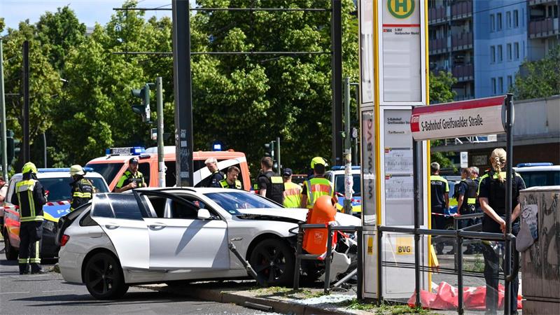Ein schwerer Unfall an einer Straßenbahnhaltestelle hat einen großen Einsatz von Polizei und Feuerwehr ausgelöst. 