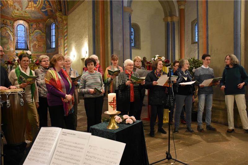 Ein schwungvolles Ensemble hatte Anette Krieger (re.) mit ihrem Stephanichor und anderen auf die Beine gestellt.  Foto: Kempfer