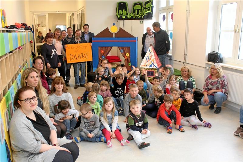 Ein selbst gebautes Puppentheater gab es für die „Lollipop“-Kinder.  Foto: Steigleder