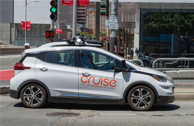 Ein selbstfahrendes Auto der General-Motors-Tochterfirma Cruise ist im Straßenverkehr unterwegs.