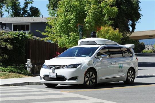 Ein selbstfahrendes Auto der Google-Schwesterfirma Waymo ist bei einer Testfahrt unterwegs.