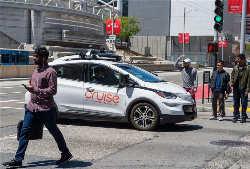 Robotaxi-Firma Cruise nimmt alle Autos von der Straße Ein selbstfahrendes Auto der Roboterwagenfirma Cruise sorgt für Unmut bei Fußgängern, nachdem es auf einer Kreuzung steckenblieb und sie bei Rot verlässt.