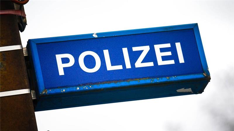 Ein selbstgebauter Sprengsatz explodiert vor einer Polizeiwache (Symbolbild)