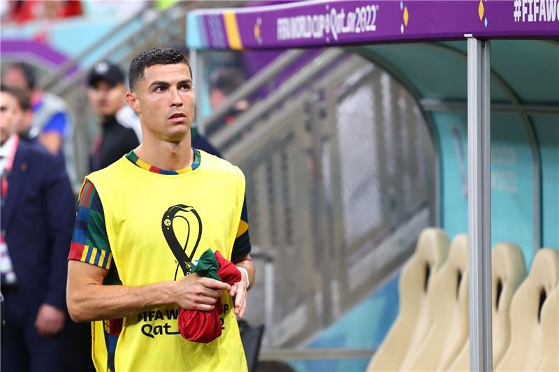 Verband weist angebliche Abreise-Drohung von Ronaldo zurück Ein seltenes Bild: Cristiano Ronaldo als Bankdrücker.