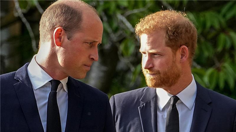 Versöhnung? Nach Niederlage vor Gericht spricht Prinz Harry Ein seltenes Bild: Die beiden Royal-Brüder William (l.) und Harry auf einem Foto. (Archivbild)