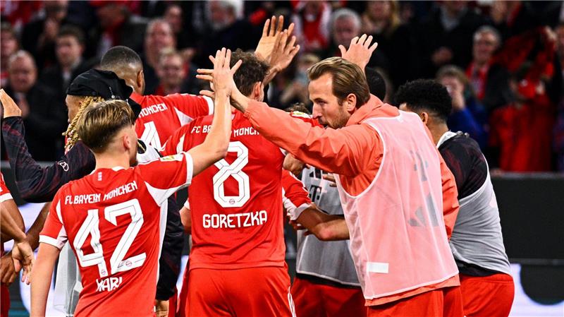 Übermächtige Bayern im „Rock ‚n‘ Roll“-Feeling nach Paris Ein seltenes Bild: Harry Kane im Reservisten-Shirt beim Münchner Torjubel.
