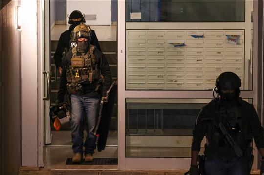Ein sich selbst als Reichsbürger bezeichnender Mann hat in Velbert Polizisten mit einem Messer bedroht und damit einen SEK-Einsatz ausgelöst.