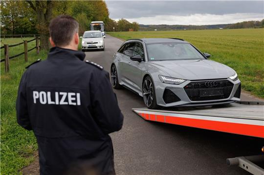 Ein sichergestellter Sportwagen wird auf die Ladefläche eines Abschleppfahrzeugs geladen.
