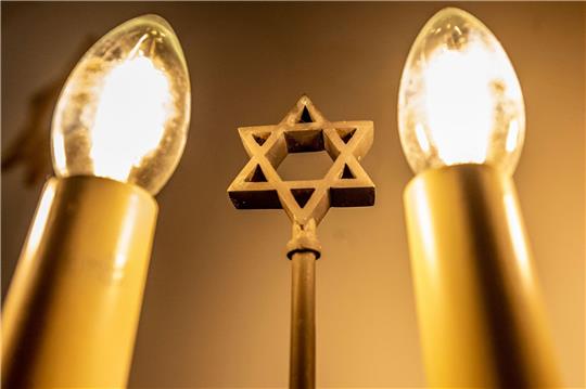 Ein siebenarmiger Leuchter (Menora) mit einem Davidstern in einer Synagoge.