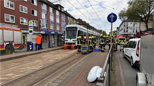 Ein siebenjähriger Junge ist in Gelsenkirchen von einer Straßenbahn erfasst und tödlich verletzt worden.