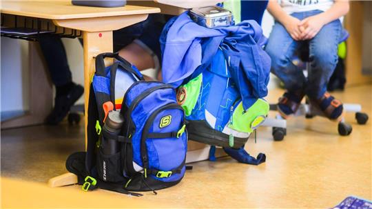 Ein siebenjähriger überraschte seine Mitschüler, als er mit 5000 Euro Bargeld zur Schule kam. (Symbolbild) 