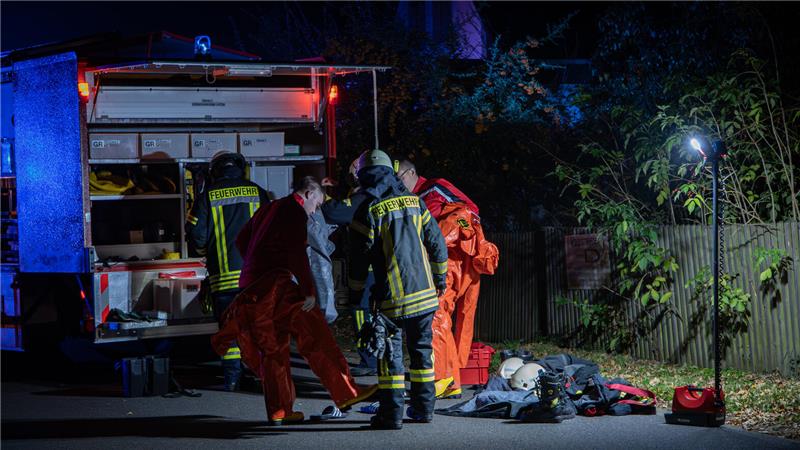 Feuerwehrkräfte während des Einsatzes in Beuchte. Einige Einsatzkräfte tragen Schutzanzüge.