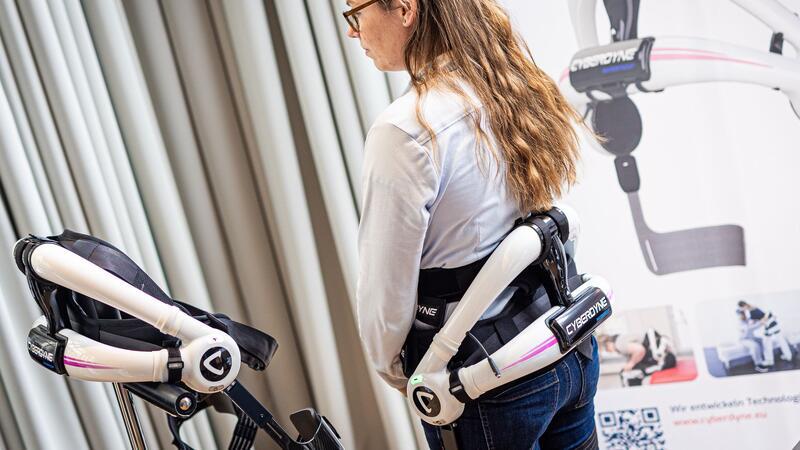 Roboter kann Witze im Altenheim erzählen Ein sogenanntes Exoskelett könnte zukünftig Pflegerinnen und Pfleger beim Heben von schweren Gegenständen entlasten.