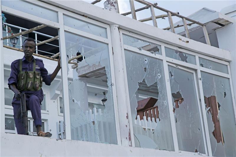 Ein somalischer Soldat steht vor einem zerstörten Fenster des Pearl Beach Hotels in Mogadischu.