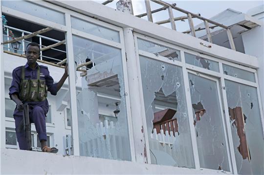 Ein somalischer Soldat steht vor einem zerstörten Fenster des Pearl Beach Hotels in Mogadischu.
