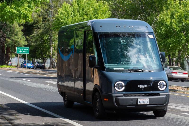 Amazons Elektro-Lieferwagen kommen nach Deutschland Ein speziell für Amazon entwickelter Elektro-Lieferwagen des Herstellers Rivian ist im Silicon Valley unterwegs.