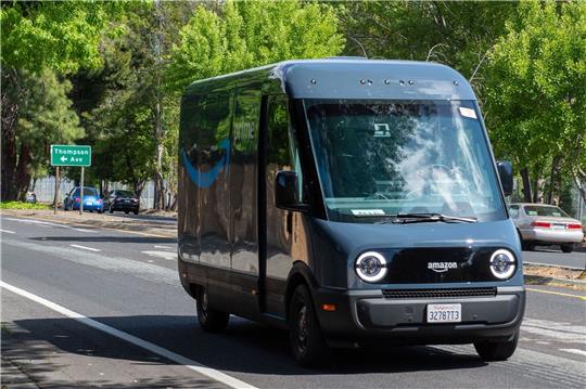 Ein speziell für Amazon entwickelter Elektro-Lieferwagen des Herstellers Rivian ist im Silicon Valley unterwegs.