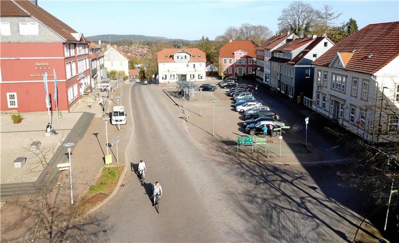 Ein sportliches Ziel: Der Kronenplatz muss bis Ende März saniert sein, sonst droht ein Fördergeldverlust. Foto: Neuendorf