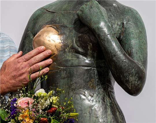 Ein sprechendes Detail der bronzenen Frauenstatue «Bezaubernde Julia» in München.