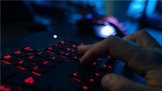 Ein städtischer Betrieb in Bremen ist Opfer eines Cyberangriffs geworden. Betroffen ist auch die Computertechnik der sogenannten Asservatenkammer. (Symbolbild)  