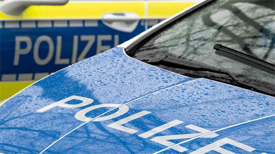 Ein stark alkoholisierter Fahrer flieht nach einem Unfall. (Symbolbild)