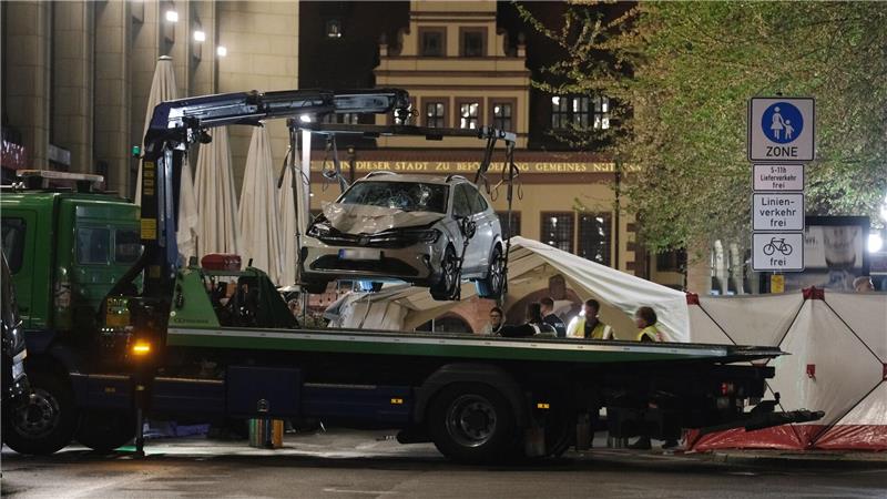 Ein stark beschädigtes Auto wird von einem Abschleppfahrzeug geborgen.