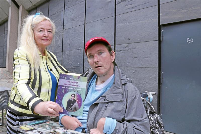 Mirano Peter schreibt Buch über sein Leben vor und nach einer schicksalhaften Hirnblutung Ein starkes Duo: Mirano Peter und seine Mutter Miriam stellen das neue Buch vor. Foto: Hartmann