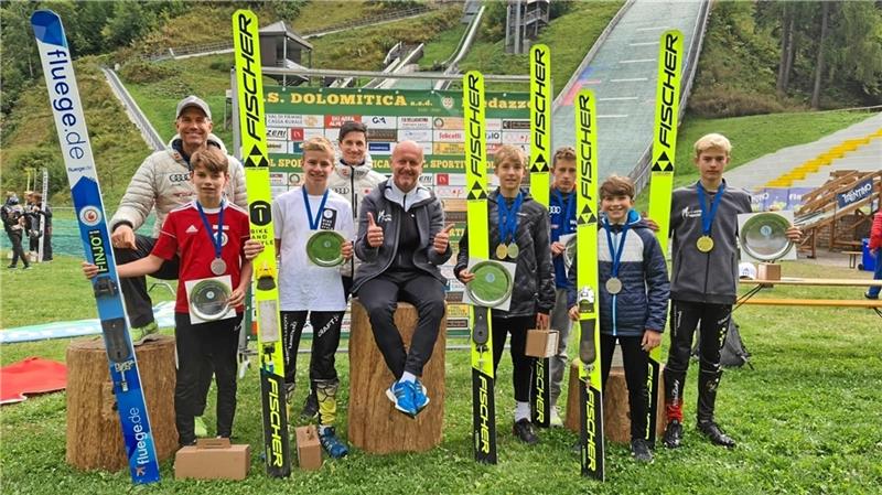 Ein starkes deutsches Team: Nando Riemann (2 v. li.) bringt von den OPA-Games in Predazzo Silber im Teamwettbewerb mit. Betreut wird die Mannschaft von Martin Schmitt und Rolf Schilli. Foto: Privat