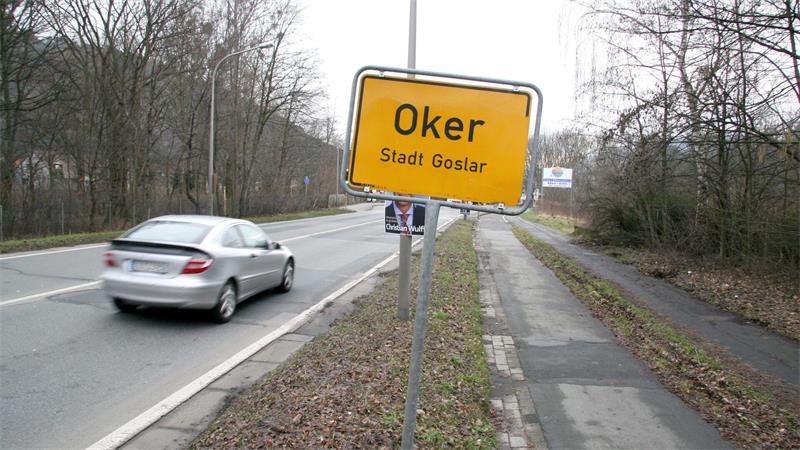 Ein stehender Bus blockiert in Oker die Straße im Schleeke.