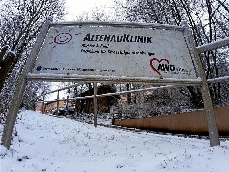 Corona-Schutz wird in der Awo-Altenau-Klinik beibehalten Ein steiler Weg kann auch der zur Genesung sein. In der Altenauer Klinik werden Mütter fit gemacht, um ihn zu bewältigen. Und sie erfahren, künftig besser mit Stress-Situationen umzugehen. Fotos: Potthast