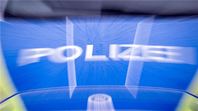 Ein sturzbetrunkener Autofahrer ist mit einem Wagen fast in einen Kanal gefahren. (Symbolbild)