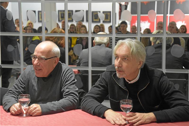 Ein sympathisches Duo ohne Starallüren: Yuri Albert (links) und Vadim Zakharov bei der Schülerdiskussion. Foto: Sowa