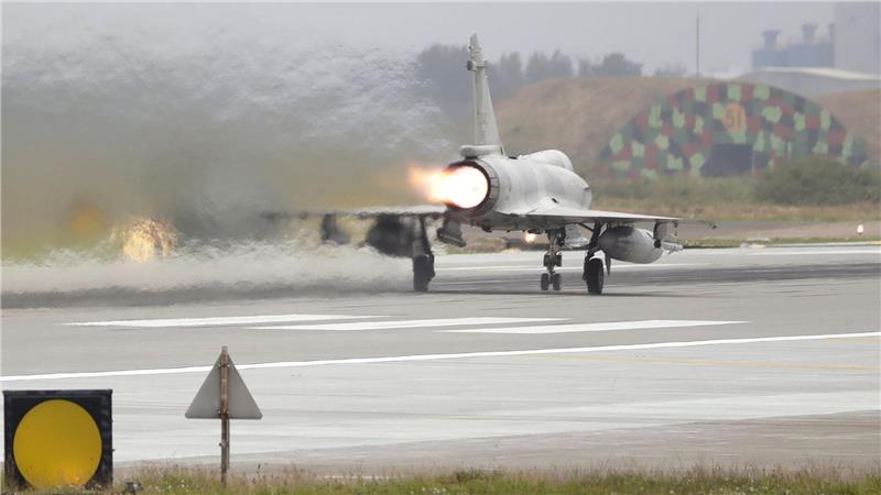 Ein taiwanesischer Mirage-2000-Kampfjet startet auf einem Luftwaffenstützpunkt.