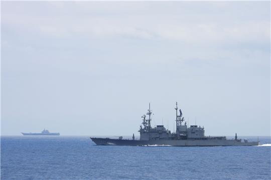 Ein taiwanesisches Marineschiff (vorne) beobachtet einen chinesischen Flugzeugträger in der Nähe taiwanesischer Gewässer. Die Meerenge zwischen China und Taiwan ist erneut Schauplatz militärischen Machtgebarens.