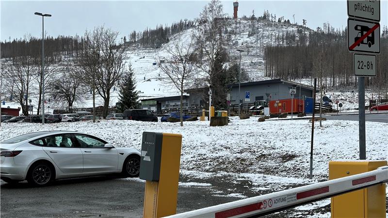 Auf dem Bild ist eine Schranke mit dem Wurmberg-Aussichtsturm im Hintergrund zu sehen.