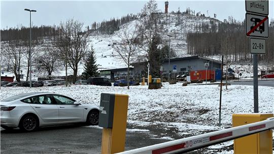 Auf dem Bild ist eine Schranke mit dem Wurmberg-Aussichtsturm im Hintergrund zu sehen.