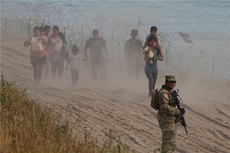Ein texanischer Wachmann beobachtet Menschen, die den Rio Grande von Mexiko aus in die USA überquert haben.