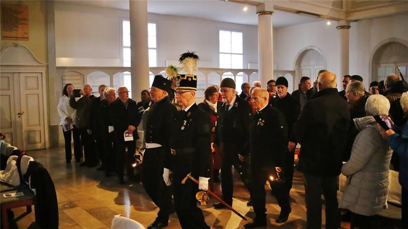 Ein tolles Bild: Die Bergleute von der Arbeitsgemeinschaft Lehrbergwerk Grube „Roter Bär“ mit ihren historischen Uniformen sind der Hingucker in der Martinikirche.