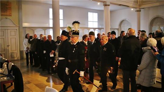 Ein tolles Bild: Die Bergleute von der Arbeitsgemeinschaft Lehrbergwerk Grube „Roter Bär“ mit ihren historischen Uniformen sind der Hingucker in der Martinikirche.