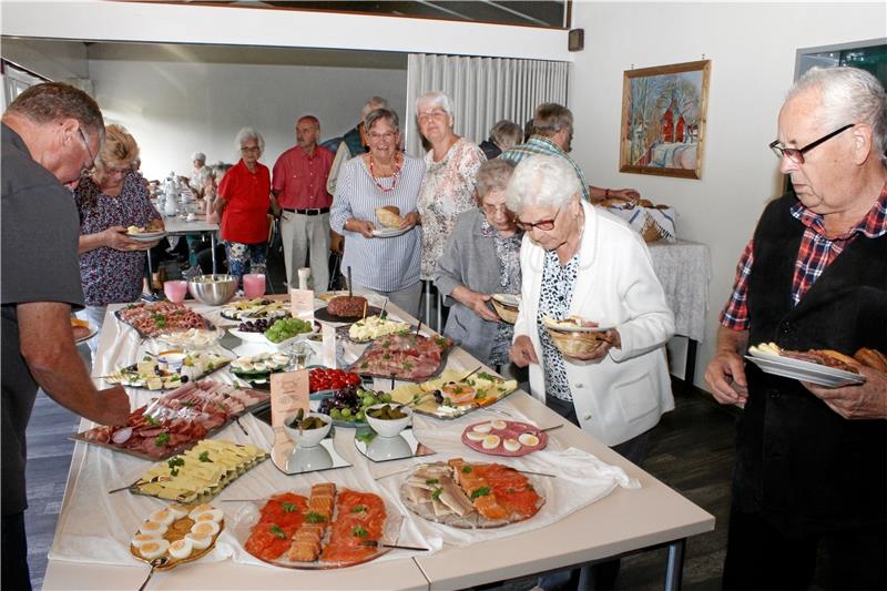 Ein üppiges Büffet mit Wurst, Fisch, Käse und Obst gibt es beim Alle-Leute-Frühstück im Gemeindehaus Göttingerode. Gut 60 Personen genießen das vielfältige Angebot. Fotos: Seltmann
