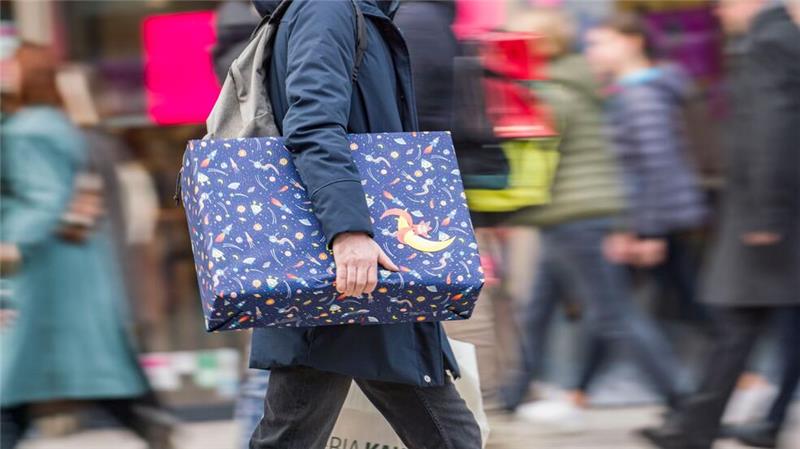 Im Schnitt 3.000 Euro Weihnachtsgeld für Tarifbeschäftigte Ein üppiges Weihnachtgeld macht schenken leichter.