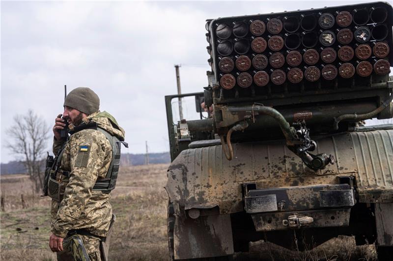 Krieg gegen die Ukraine: So ist die Lage Ein ukrainischer Fallschirmjäger steht nahe der Frontlinie bei Kreminna neben einem Raketenwerfer.