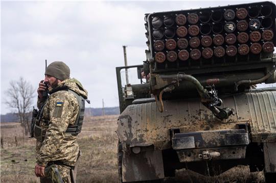 Ein ukrainischer Fallschirmjäger steht nahe der Frontlinie bei Kreminna neben einem Raketenwerfer.