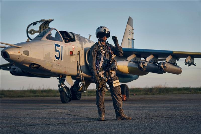 G7-Staaten schmieden Sicherheitspakt für die Ukraine Ein ukrainischer Luftwaffenpilot neben einem Su-25-Erdkampfflugzeug auf einem Stützpunkt in der Ostukraine.