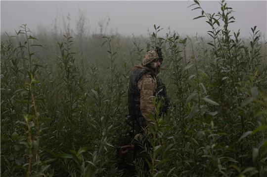 Ein ukrainischer Marinesoldat geht durch ein Gelände an der Frontlinie in der Nähe des Flusses Dnepr.