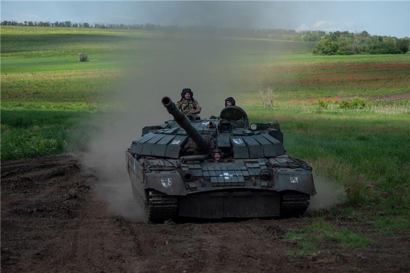 Krieg gegen die Ukraine: So ist die Lage Ein ukrainischer Panzer fährt in der Nähe von Tschassiw Jar.